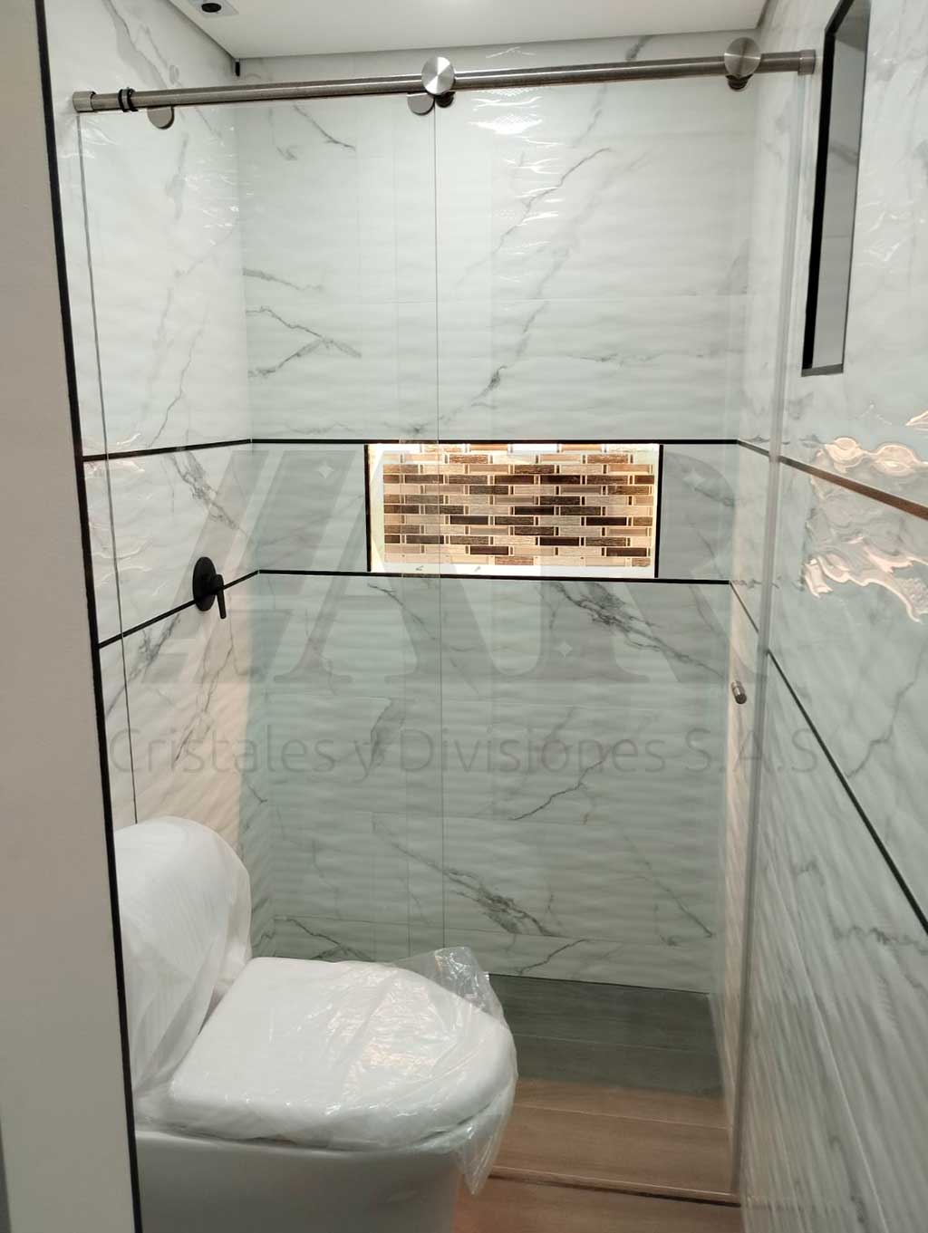Divisiones de baño en vidrio templado 01