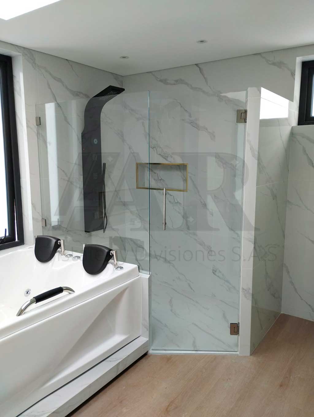 Divisiones de baño en vidrio templado 07
