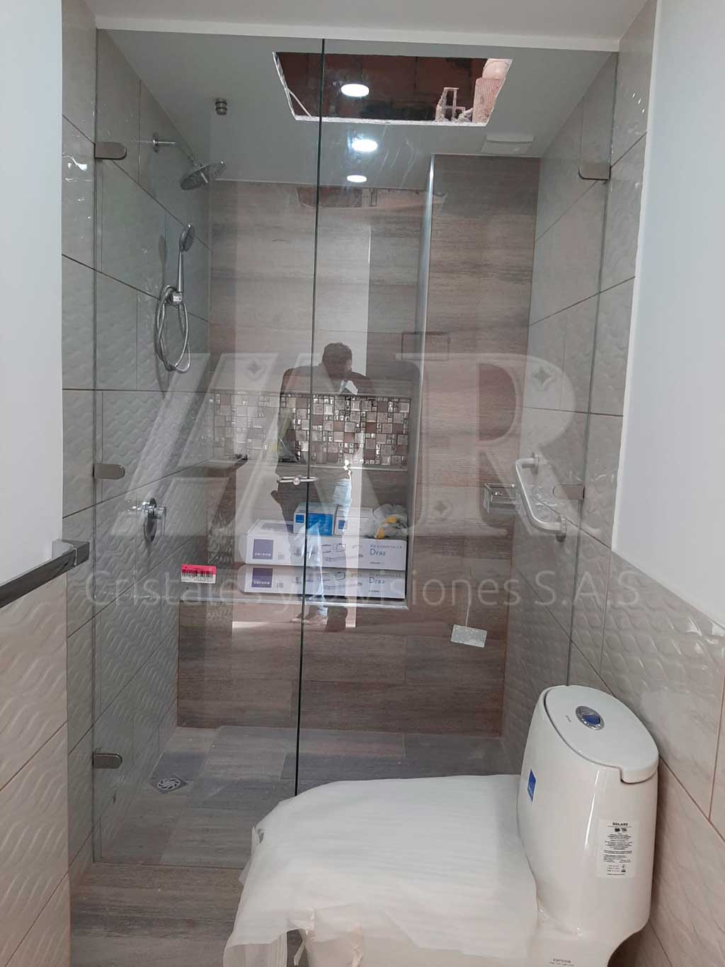 Divisiones de baño en vidrio templado 16