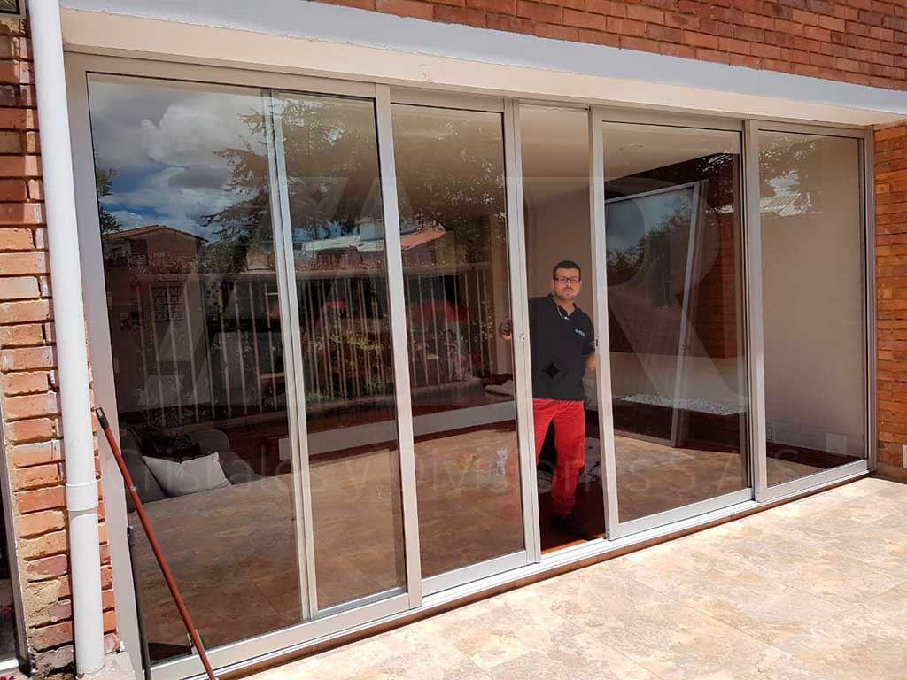 Fachadas en vidrio templado 19